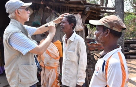 Dr. Suhas Haldipurkar bei seiner Arbeit in Indien